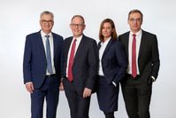 Der Vorstand der Warburg Invest AG wird vorbehaltlich der Zustimmung der Aufsichtsbehörden aus Andreas Lebe (v.l.), Carsten Schmeding (Vorstandsvorsitzender), Caroline Specht und Matthias Mansel bestehen. Bild: "obs/M.M.Warburg & CO (AG & Co.) Kommanditgesellschaft auf Aktien/MAIKE HELBIG"