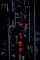 Der zentrale Teil des optischen Aufbaus, der verwendet wird, um zu zeigen, dass selbst ein System, das keine Verschränkung zulässt, Merkmale aufweist, die üblicherweise diesem Phänomen zugeschrieben werden. Bild: IQOQI; Jacqueline Godany 2011