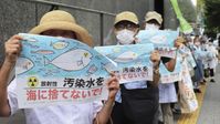 Archivbild: Menschen protestieren in Tokio gegen die Einleitung von Kühlwasser aus der Atomruine Fukushima ins Meer, 24. August 2023. Bild: www.globallookpress.com / Yang Guang / XinHua