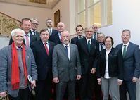 Gruppenfoto mit Mitgliedern des Parlamentarischen Kontrollgremiums und der Unabhängigen Historikerkommission zur Erforschung der Geschichte des Bundesnachrichtendienstes 1945 - 1968.  Bild: Deutscher Bundestag / Achim Melde