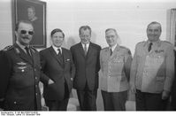 Verteidigungsminister Schmidt (zweiter von links) auf einer Begegnung von Brandt mit der Bundeswehrführung, 1969 (links: Johannes Steinhoff, rechts neben Brandt: Ulrich de Maizière).