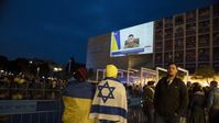 Selenskijs Rede wurde in Tel Aviv öffentlich übertragen, Tausende versammelten sich auf dem Habimah-Platz.