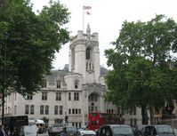 Der Oberste Gerichtshof des Vereinigten Königreichs ist in der Middlesex Guildhall in London untergebracht