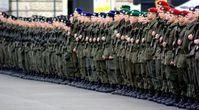 Verschiedene Barettfarben des Bundshheres bei einer Angelobung zum Nationalfeiertag am Heldenplatz