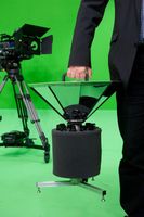 Der Kameramann kann die nur 15 Kilogramm schwere Panorama-Kamera mühelos transportieren.
Quelle: © Fraunhofer HHI (idw)