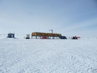 Kohnen-Forschungsstation des Alfred-Wegener-Instituts in der Antarktis, 2892 Meter über dem Meer, mit Wetterstation links. Quelle: "Foto: Peter Lemke" (idw)