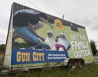 Gun-City-Werbung: Kinder visieren mit Waffe Ziel an.
