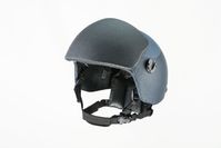 Weltweit erster VPAM-6-Kopfschutz bestehend aus Stirnschild und Titan-Aramid-Helm (Hybrid) der Prüfstufe VPAM 4+ Bild: "obs/ULBRICHTS Witwe GmbH/ULBRICHTS Protection"