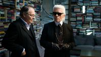 Designer Karl Lagerfeld (r.) im Gespräch mit Filmemacher Gero von Boehm (l.). Bild: ZDF Fotograf: Till Vielrose