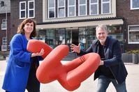 Yvonne Klasen (links), verantwortlich für Kunst im Öffentlichen Raum bei der Stadt Monheim, und Künstler Manfred Webel mit dem "Bitte berühren!"-Prototyp vor dem Rathaus Monheim.  Bild: Manfred Webel Fotograf: Thomas Speckowius