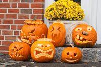 Gruselige Kürbisköpfe gehören zu Halloween wie das Motto "Süßes, sonst gibt's Saures".Bild: "obs/LBS West"