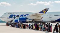 Afghanische Flüchtlinge, die aus Kabul evakuiert wurden, besteigen am 4. September 2021 in Ramstein-Miesenbach (Deutschland) ein Verkehrsflugzeug der Atlas Air