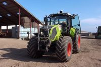 Im Praxistest: Das internationale Projektteam rüstet landwirtschaftliche Fahrzeuge mit Sensoren aus, die ihre Umgebung wahnehmen und Hindernisse erkennen.
Quelle: © Fraunhofer (idw)