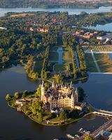 Das Schweriner Schloss, das Wahrzeichen der Stadt und Mecklenburg-Vorpommerns sowie Sitz des Landtags, wurde auf einer eigenen Insel im Schweriner See errichtet