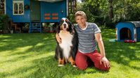 Fritz Fuchs (Guido Hammesfahr) mit seinem Hund Keks vor dem Bauwagen
