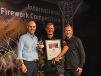 Team Pyrotex Fireworx aus England gewinnt Internationalen Feuerwerkswettbewerb 2025 in Hannover (v.l. Hannovers Oberbürgermeister Belit Onay, Pyro-Teamchef England Mark Kesall, HVG Geschäftsführer Andrré Lawiszus) Bild: Hannover Veranstaltungs GmbH (HVG) Fotograf: Jens Meyer