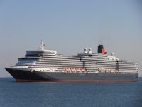 Die Queen Elizabeth ist ein Kreuzfahrtschiff, das im Jahr 2007 durch die britische Reederei Cunard Line bei der italienischen Werft Fincantieri in Auftrag gegeben und im Oktober 2010 ausgeliefert wurde.