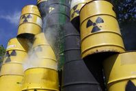 "Problemfässer" für Atommüll oder auch: Massive und langanhaltende Umwelt- und Menschenvergiftung (Symbolbild)
