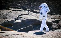 Michael Lye testet seinen Mars-Raumanzug auf dem Krater Kilauea Iki auf Hawaii.