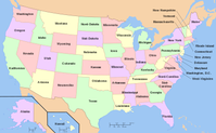 Karte der Vereinigten Staaten mit Namen der US-Staaten. Hawaii und Alaska sind hier anders skaliert.