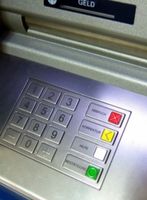 Abhebespesen am Geldautomaten gestiegen. Bild: pixelio.de, Rainer Sturm)