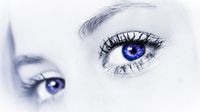 Augen: Fältchen machen attraktiver. Bild: pixelio.de, N. Albus