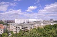 Blick vom Dach des Eugene-Paul-Wigner-Gebäudes auf das Hauptgebäude der Technischen Universität Berlin