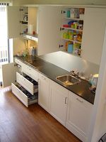 Besonders in Küchen eignet sich Laminat- oder Parkettboden. Bild: Wikimedia.commons.org © Joris (CC0 1.0)