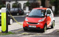 heutiges Elektroauto beim Aufladen