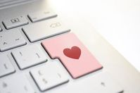 Liebes-Button: Aussehen beim Online-Dating im Fokus.