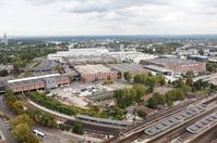 Messegelände von Köln mit Osthallen (Bildmitte) und Nordhallen (Hintergrund), Bahnhof Messe/Deutz (Vordergrund)