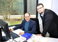 Jura-Student Stefan Hessel (r.) hat sich an der Saar-Uni auf IT-Recht und Rechtsinformatik spezialisiert und ist studentischer Mitarbeiter im Team des IT-Sicherheitsexperten Christoph Sorge (l.). Quelle: Foto: Claudia Ehrlich (idw)