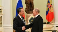 Der russische Präsident Wladimir Putin empfängt den chinesischen Außenpolitiker Wang Yi in Moskau (2023) Bild: www.globallookpress.com / Cao Yang