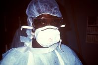 Kranken­schwester mit persönlicher Schutz­ausrüstung vor Betreten einer Isolier­station; Ebolafieber-Epidemie 1995 in DR Kongo (ehemals Zaire)