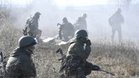 Russische Truppen feuern an einem unbekannten Ort mit einer Haubitze auf ukrainische Stellungen. Bild: Sputnik/RIA-News