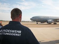 Ankunft Verletzter mit dem Airbus A310 MedEvac Weiterer Text über ots und www.presseportal.de/nr/122038 / Die Verwendung dieses Bildes ist für redaktionelle Zwecke honorarfrei. Veröffentlichung bitte unter Quellenangabe: "obs/Presse- und Informationszentrum Sanitätsdienst/Thilo Pulpanek"