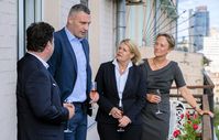 Klitschko beim Sekttrinken mit den Bundesministern Nancy Faeser (zweite von rechts) und Hubertus Heil (links) und der deutschen Botschafterin in der Ukraine Anka Feldhusen auf dem Balkon der Residenz der deutschen Botschafterin in Kiew im Juli 2022.