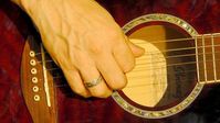 Gitarre: Spielen fördert Gehirnentwicklung. Bild: pixelio.de/Holger Schué