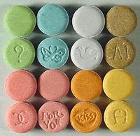 Ecstasy in Tablettenform.
Quelle: Foto: wikimedia.org (idw)