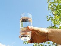 Glas Wasser: Arznei bei Migräne . Bild: Flickr/Ferdinand