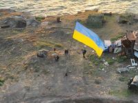 Ukrainische Soldaten beim Hissen der ukrainischen Flagge auf der Schlangeninsel, 7. Juli 2022