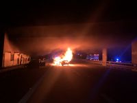Brennendes Auto auf der A60 in Höhe der Anschlusstelle Ingelheim West. Bild: Polizei
