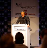 Hannes Jaenicke als erster Sprecher auf der dritten Utopia-Konferenz in Berlin. Bild: Tom Solo Int. / Utopia AG