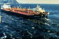 Die Exxon Valdez, drei Tage, nachdem sie auf ein Riff aufgelaufen war.