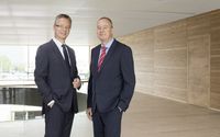 Dr. Kai Schiefelbein, Geschäftsführer Technik, Einkauf und Personal (links im Bild). Dr. Nicholas Matten, Geschäftsführer Vertrieb, Marketing und Finanzen (rechts im Bild). Bild: "obs/STIEBEL ELTRON/Stiebel Eltron"