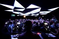 DJ und Tanzende in einem Techno-Club der 2010er Jahre in München