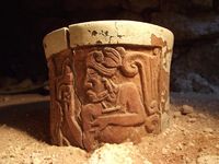 Eines der reliefverzierten Keramikgefäße, das als Kakaobecher diente mit der Darstellung eines jungen Mannes. Kakao war das Getränk des Adels in der Maya-Gesellschaft.
Quelle: Foto: Archäologisches Projekt Uxul/Universität Bonn (idw)