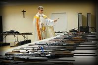 Traditionelles Waffen segnen der Katholischen Kirche (Symbolbild)