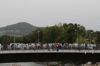 Flüchtlinge warten auf der Grenz­brücke zwischen dem öster­reichi­schen Salzburg und dem bayeri­schen Freilassing auf die Re­gistrie­rung bei der Ein­reise (23. September 2015)