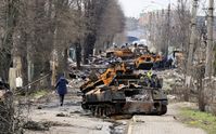 Zerstörte Fahrzeuge in Butscha - Ukraine am 4. April 2022